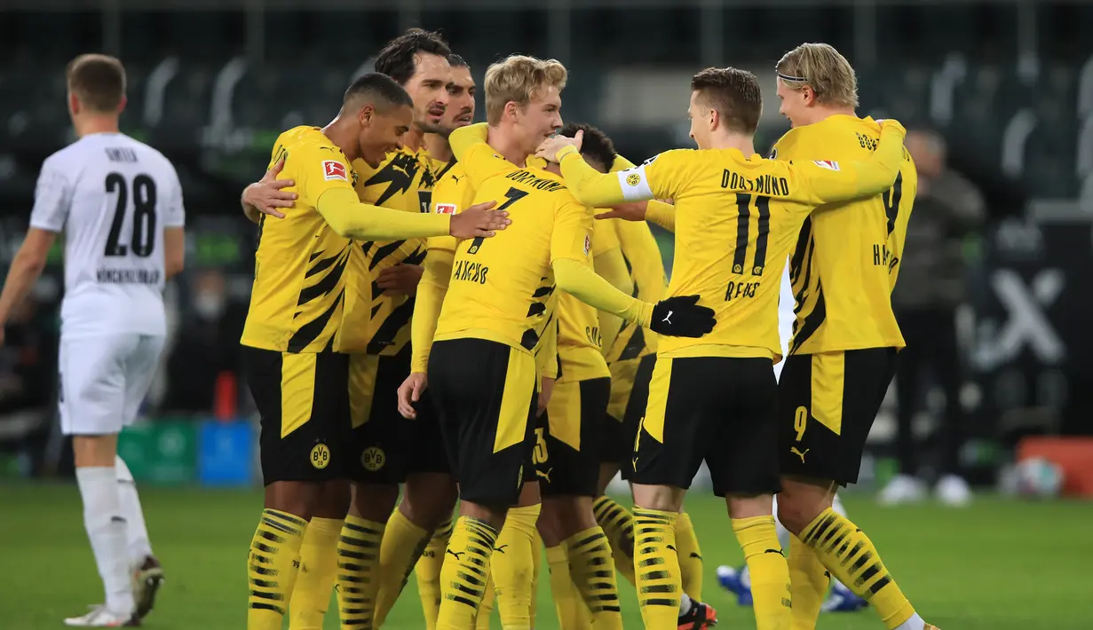 Para pemain Borussia Dortmund merayakan gol kedua yang dicetak striker Erling Braut Haaland (tengah) ke gawang Borussia Moenchengladbach dalam laga lanjutan Liga Jerman 2020/21 pekan ke-18 di Borussia Park, Jumat (22/1/2021). Dortmund kalah 2-4 dari Moenchengladbach. (AFP/Wolfgang Rattay/Pool)