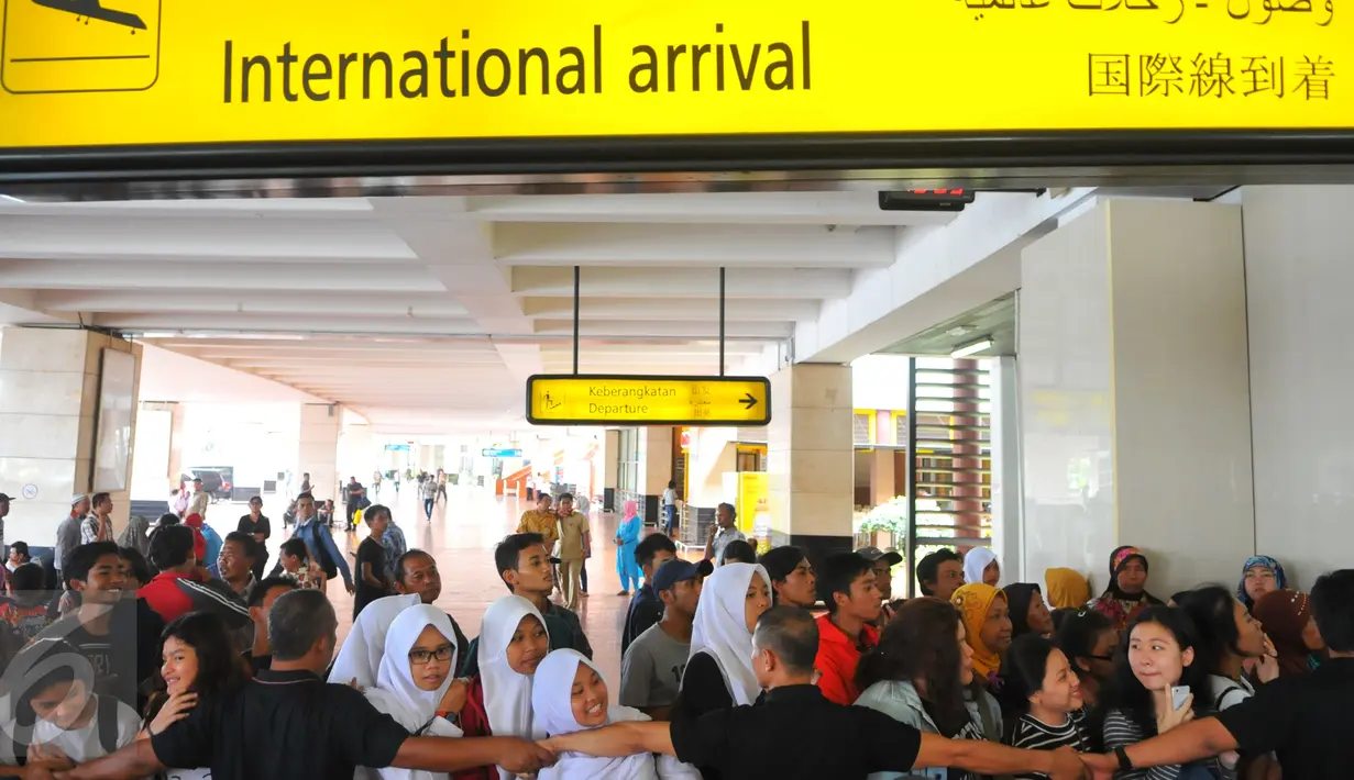 Suasana kedatangan kelompok musik 5 Seconds of Summer (5SOS) di bandara Soekarno Hatta, Tangerang, Jum'at, (4/3). Single She looks So Perfect dari album debut mereka yang menjadi nomor satu di tangga lagu sebelas negara. (Liputan6.com/Faisal R Syam)