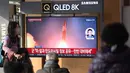 Orang-orang menonton layar televisi yang menayangkan siaran berita dengan file rekaman uji coba rudal Korea Utara, di sebuah stasiun kereta api di Seoul pada tanggal 14 Januari 2025. (JUNG YEON-JE/AFP)