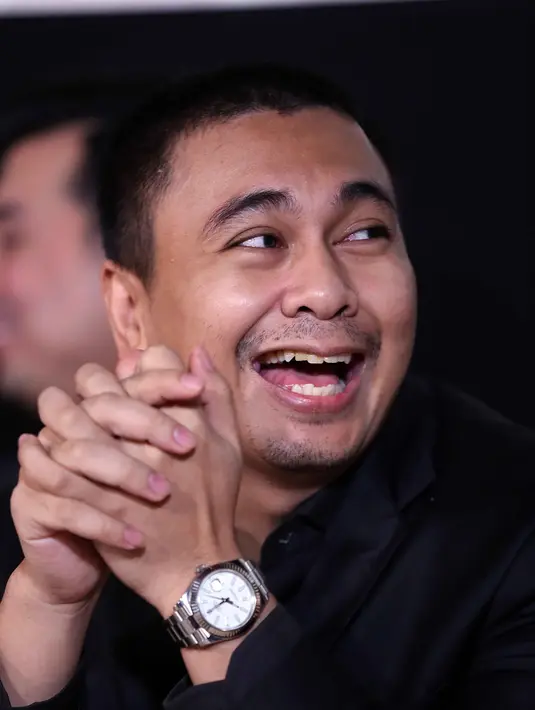 Dika punya alasan sendiri mengapa mengajak aktor dari Thailand itu bermain di film terbarunya. Bukan karena faktor jualan saja, namun jalan cerita lah yang menuntutnya melakukan itu. (Nurwahyunan/Bintang.com)