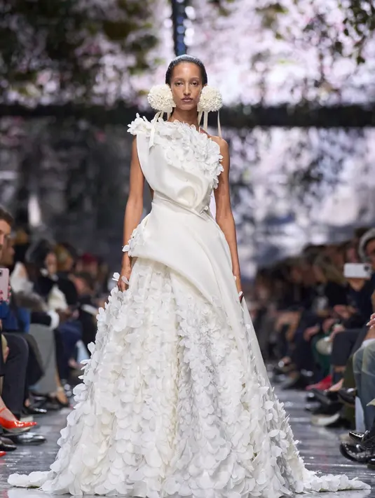 Lewat debut haute couture ini, Jonathan Anderson tidak hanya memperluas kosakata desain Dior, tetapi juga menegaskan kembali makna couture sebagai cara pandang. Sebuah medium untuk merespons masa kini, menghormati warisan, dan membayangkan masa depan dengan kepekaan serta presisi. Seperti alam yang menjadi inspirasinya, couture versi Anderson terasa dinamis yang terus bergerak, berkembang, dan menemukan bentuk barunya. [Dok/DIOR].