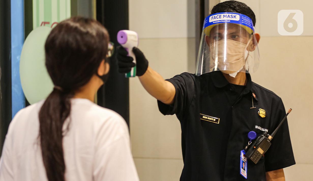 Security mengukur suhu tubuh pengunjung di supermarket AEON Mall BSD City, Tangerang, Rabu (3/6/2020). Supermarket yang beroperasi sejak pukul 08.00 - 20.00 WIB mewajibkan pengunjung untuk mengikuti aturan protokol kesehatan selama pandemi Covid-19. (Liputan6.com/Fery Pradolo)