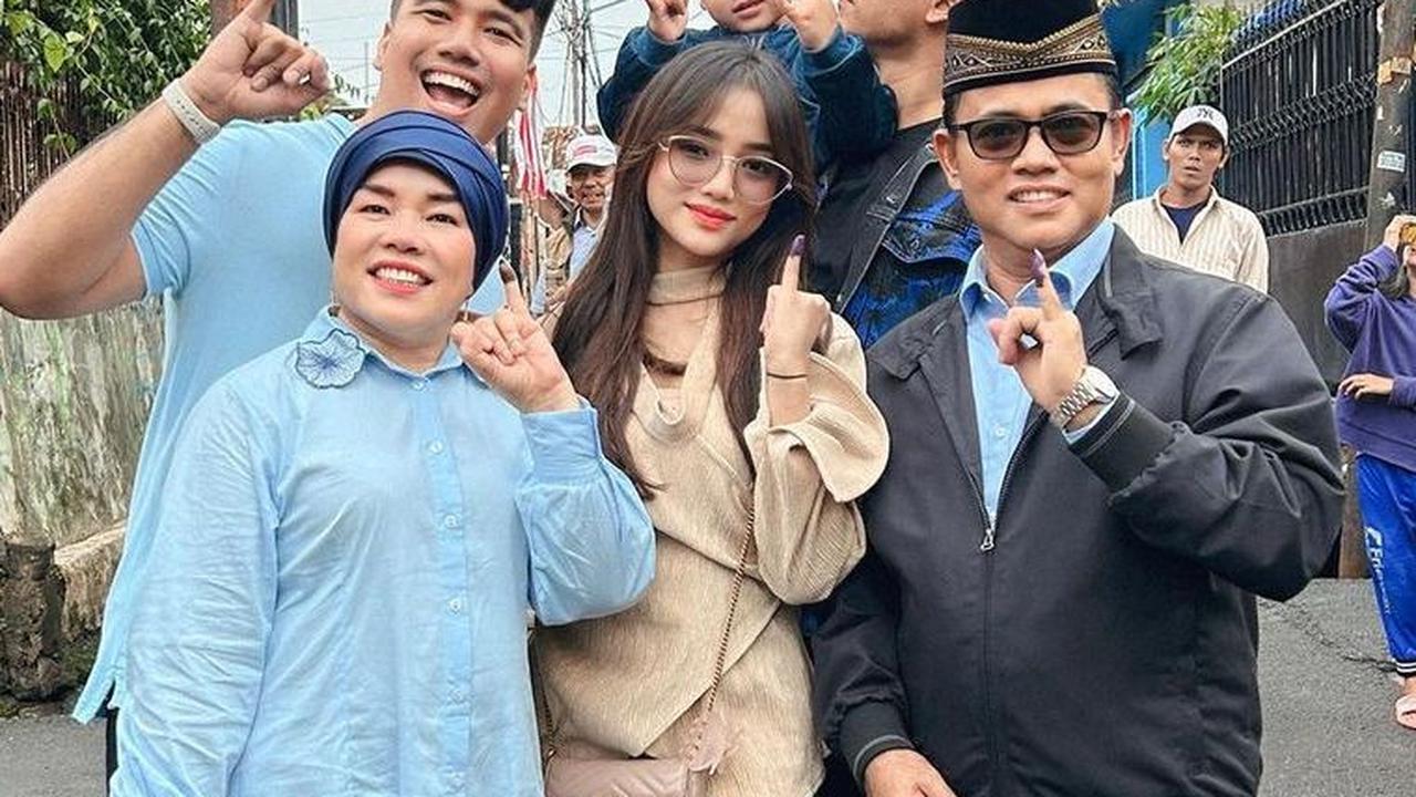 Fuji dan keluarga kompak memberikan hak suara di Pemilu 2024. Terlihat pada unggahan yang dibagikan, Fuji bersama orangtua dan dua kakak laki-lakinya usai menyoblos.