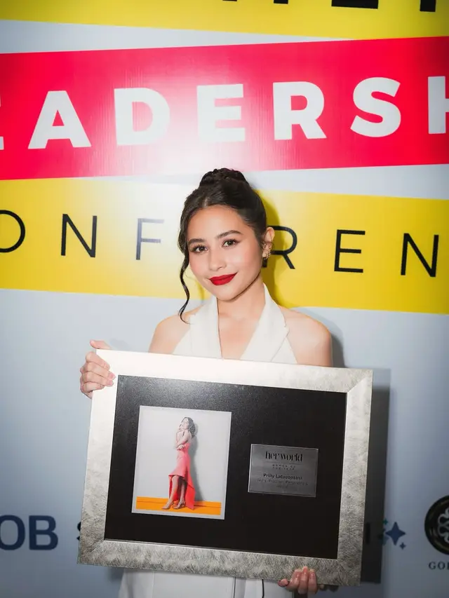Sebut Pria Insecure dengan Wanita Mandiri, Ini 6 Potret Prilly Terpilih Jadi Woman of The Year 2024,