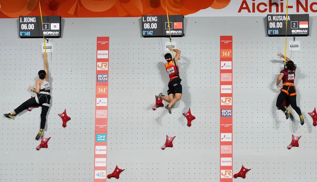 Atlet Korea Selatan Jeong Ji-min (kiri), China Deng Lijuan (tengah), dan Indonesia Desak Made Rita Kusuma Dewi berlaga pada final nomor speed putri Asian Games 2026 di Nagoya, Jepang, Rabu (30/9/2026). (AP Photo/Dita Alangkara)