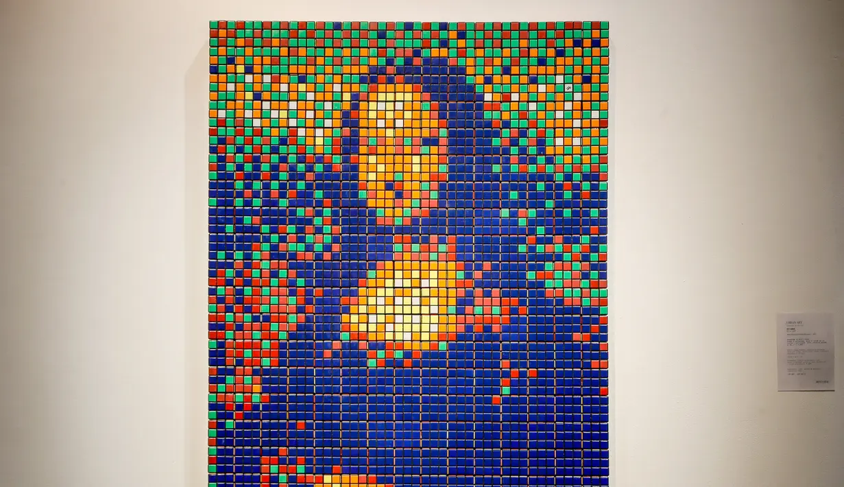 Seni jalanan berjudul Rubik Mona Lisa dipajang di rumah lelang Artcurial, Paris, Prancis, Senin (3/2/2020). Rubik Mona Lisa ditaksir akan terjual hingga 150.000 euro atau setara Rp 2.270.055.750. (FRANCOIS GUILLOT/AFP)