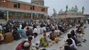 Umat muslim di Pakistan berkumpul bersama menunggu waktu Magrib tiba, Quetta, Rabu (2/7/2014) (AFP PHOTO/BANARAS KHAN)