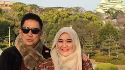 Mantan penyiar radio senior yang juga politikus Sys NS berpose dengan sang istri, Shanty Widhiyanti, saat berlibur ke Osaka, Jepang. Belum diketahui apa penyebab Sys Ns meninggal dunia. (Instagram/sys_ns)
