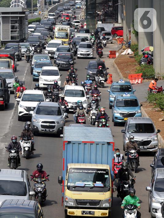 Kepadatan arus lalu lintas jalan Jenderal Gatot Subroto, Jakarta, Jumat (6/8/2021). Dirlantas Polda Metro Jaya mencatat, pada pelaksanaan PPKM level 4 minggu kedua terdapat kenaikan mobilitas warga Jakarta sebesar 26 persen dibanding saat PPKM Darurat dan PPKM Mikro. (Liputan6.com/Helmi Fithriansyah