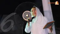Inayah Wahid (Putri bungsu Gusdur) membacakan puisi yang berjudul Ini Jaman Wolak-Walik saat mengenang empat tahun wafatanya sang ayah di Jakarta (Liputan6.com/Helmi Fithriansyah)