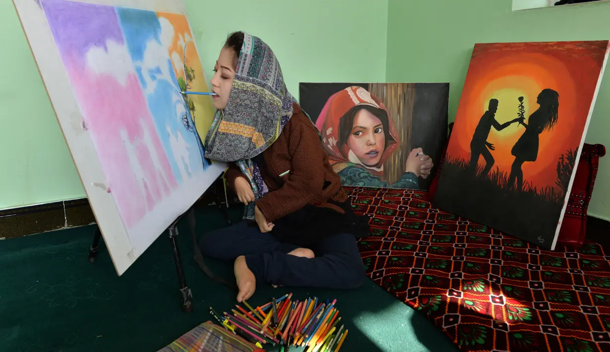 Seniman Robaba Mohammadi melukis dengan mulut di studionya di Kabul, 5 Desember 2019. Karya-karya Robaba telah dijual dan dipamerkan secara internasional dimana hasil penjualan lukisan membuatnya dapat meluncurkan pusat khusus untuk membantu melatih seniman difabel lainnya. (NOORULLAH SHIRZADA/AFP)