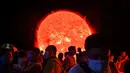 Penggambaran matahari terlihat saat orang-orang mengunjungi Planetarium Shanghai yang baru dibuka di Shanghai (30/7/2021). China akhirnya resmi membuka Museum Astronomi Shanghai, yang disebut-sebut sebagai planetarium terbesar dunia. (AFP/Hector Retamal)