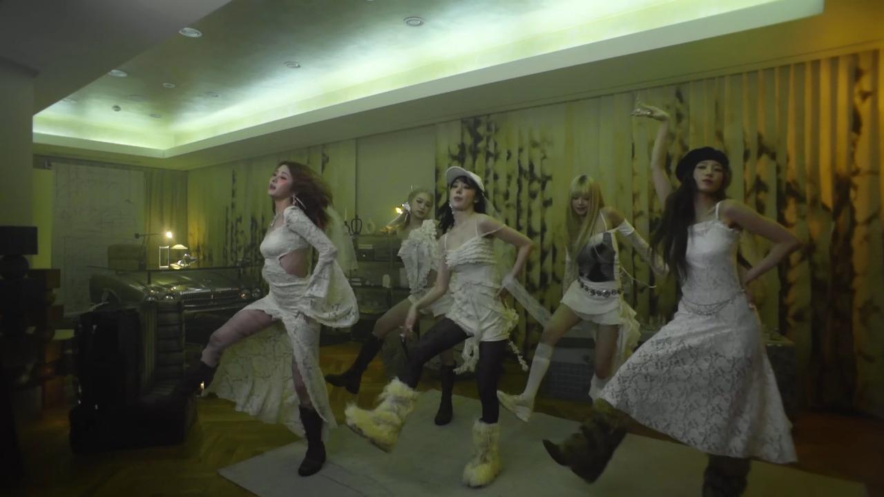 LE SSERAFIM Kembali dengan Comeback 'HOT' yang Penuh Sensualitas dalam MV Terbaru