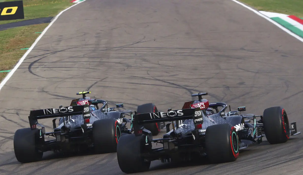 Pembalap Mercedes Lewis Hamilton dan pembalap Mercedes Valtteri Bottas dari Finlandia membuat lap kehormatan bersebelahan setelah menempati posisi pertama dan kedua pada F1 GP Emilia Romagna di arena balap Enzo dan Dino Ferrari, Imola, Italia, Minggu (1/11/2020). (Davide Gennari/Pool Photo)