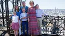 Raja Belgia Philippe bersama dengan Ratu Mathilde dan juga anak-anaknya berfoto bersama saat berada di Musical Instruments Museum di Brussels, (19/7). (REUTERS/Laurie Dieffembacq/Pool)