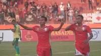 Gelandang Persis Solo, Iman Budi Hernandi (kiri) berselebrasi merayakan gol yang dicetaknya ke gawang Persewar Waropen di Stadion Wilis, Madiun, Sabtu (3/8/2019). (Bola.com/Vincentius Atmaja)