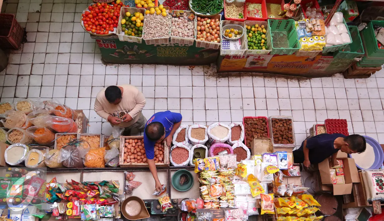 Pedagang tengah menata bahan makanan di pasar di Tebet, Jakarta, Senin (1/8).Badan Pusat Statistik (BPS) melaporkan inflasi Juli 2016 sebesar 0,69 persen. (Liputan6.com/Angga Yuniar)