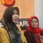 Puji Fauziah, Kepala Sekola SD Prima Insani, korban pencurian bermodus gembos ban memberikan keterangan kepada wartawan setelah rilis kasus di Mapolres Garut. (Liputan6.com/Jayadi Supriadin)