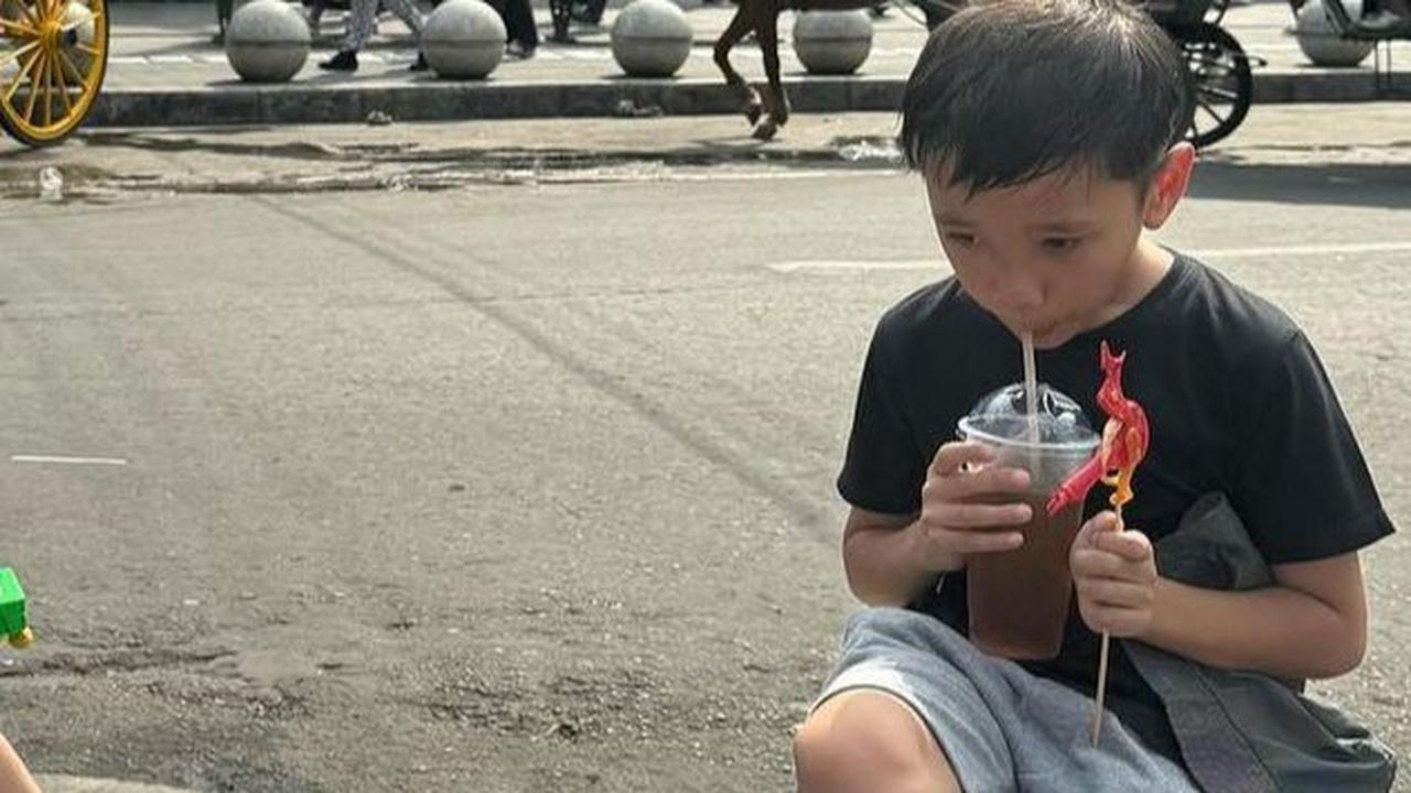 Anak-anak Zaskia Adya Mecca menemukan kebahagiaan dalam hal-hal sederhana seperti jajan gulali dan duduk santai di pinggir jalan.&nbsp;
