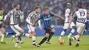 Pemain Inter Milan, Jonathan Biabiany, di tengah kepungan pemain Juventus pada leg pertama semifinal Coppa Italia di Stadion Juventus, Turin, Kamis (28/1/2016) dini hari WIB. (EPA/Alessandro Di Marco)