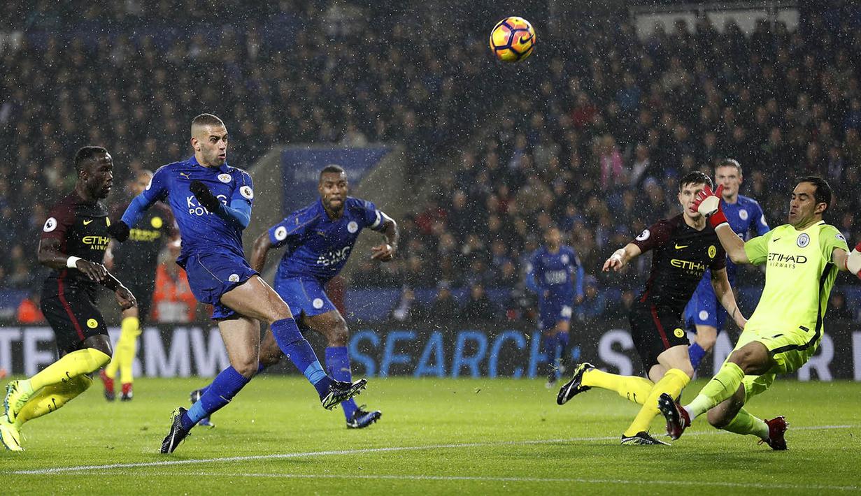 Penyerang Leicester, Islam Slimani, berusaha membobol gawang Manchester City. Meski kalah, City lebih menguasai jalannya pertandingan dengan penguasaan bola mencapai 73 persen. (Reuters/Darren Staples) 