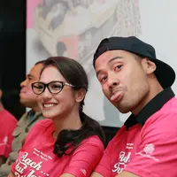 Chico Jerikho hanya bisa tersenyum mendengar pengakuan Pevita Pearce yang tidak merasakan kebahagiaan sepenuhnya di hari ulang tahunnya itu. (Galih W. Satria/Bintang.com)