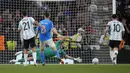 Pemain Argentina Paulo Dybala (kiri) mencetak gol ke gawang Italia pada pertandingan sepak bola Finalissima di Stadion Wembley, London, Inggris, 1 Juni 2022. Argentina menang 3-0. (AP Photo/Matt Dunham)