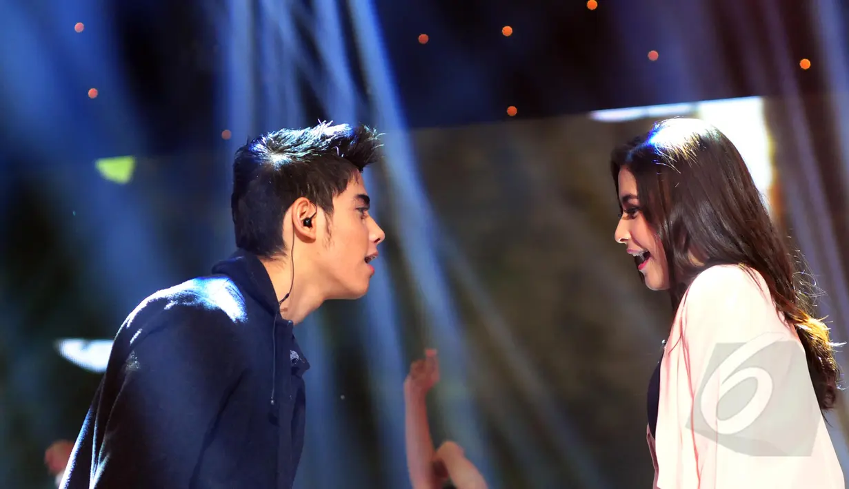 Aliando Syarief dan Prilly Latuconsina tampil serasi bak sepasang kekasih di malam Grand Final Ganteng Ganteng Serigala (GGS) Mencari Bintang di Studio Emtek, Jakarta, Rabu (15/4/2015). (Liputan6.com/Faisal R Syam)