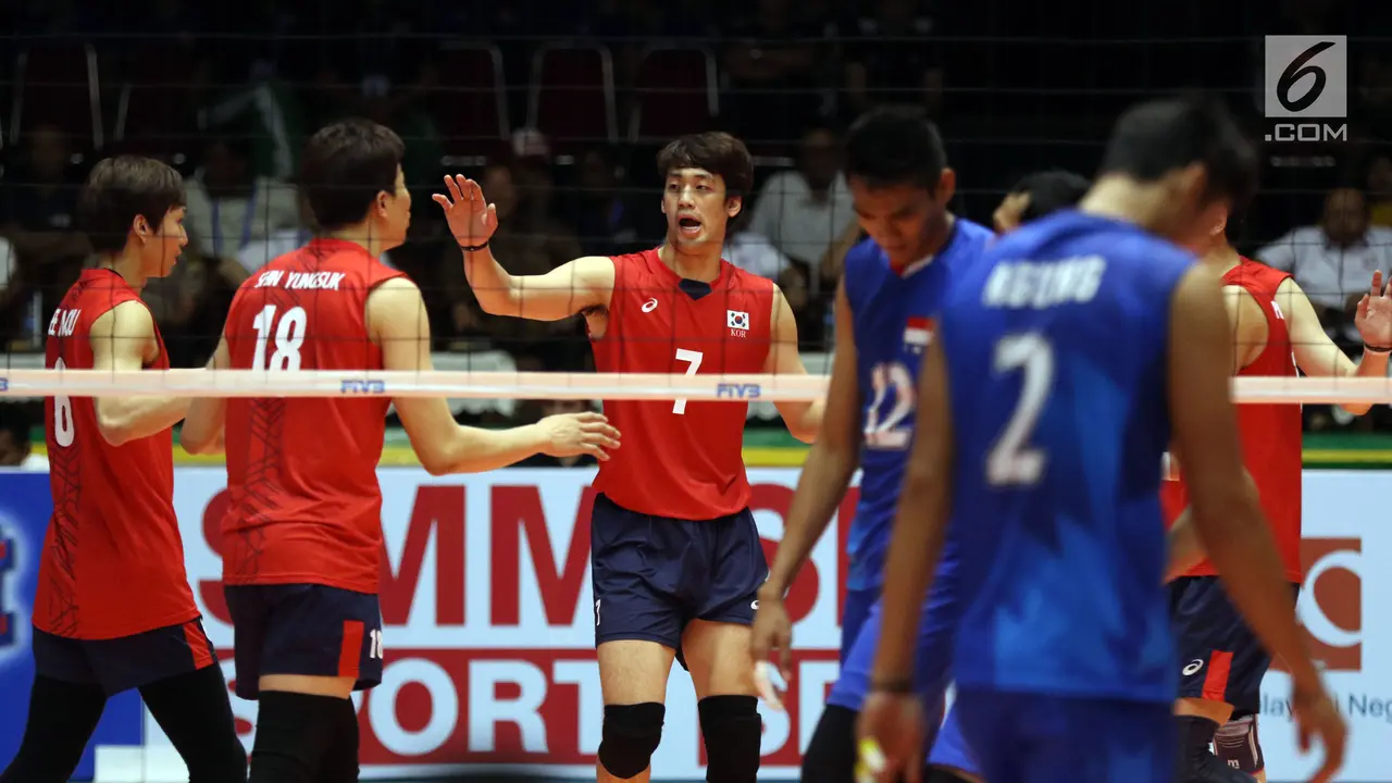 Timnas Voli Korea Selatan merayakan poin saat melawan Indonesia pada perebutan tempat ketga Kejuaraan Voli Asia 2017 di GOR Tri Dharma, Gresik, Selasa (1/8/2017). Indonesia kalah 0-3.