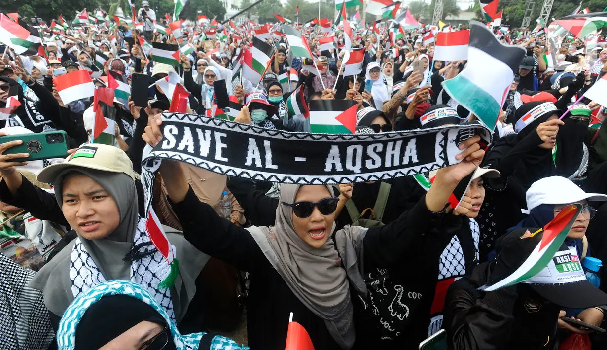 Massa dari Koalisi Indonesia Bela Baitul Maqdis (KIBBM) melakukan Aksi Bela Palestina di Masjid Al Azhar, Jakarta Selatan, Minggu (15/10/2023). Aksi yang diikuti oleh ribuan warga ini juga memberikan dukungan dana kepada warga Palestina. (merdeka.com/Arie Basuki)