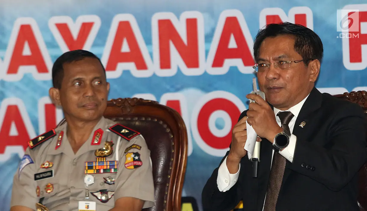 Anggota Komisi III DPR RI John Kennedy (kanan) memberi pemaparan dalam Workshop Smart SIM di NTMC, Jakarta, Kamis (5/9/2019). Dalam Smart SIM, pengendara yang melakukan pelanggaran lalu lintas selain akan diminta untuk membayar denda juga diberikan poin buruk. (Liputan6.com/Herman Zakharia)