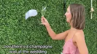 Heboh resepsi pernikahan yang membuat staf bersembunyi di balik dinding rumput. (dok. tangkapan layar TikTok @littlewhitetees/https://www.tiktok.com/@littlewhitetees/video/7240997430286748934)