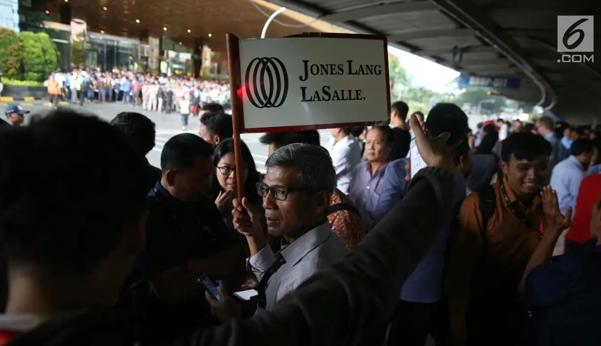 Sejumlah karyawan berkumpul di halte Bursa Efek Indonesia (BEI) saat balkon lantai 1 bangunan ambruk, Jakarta, Senin (15/1). (Liputan6.com/Johan Tallo)