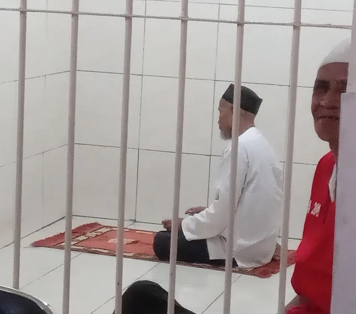 "Mohon maaf Yang Mulia atas kesalahan saya yang sebesar-besarnya, saya masih ada anak dan istri," ucap Solihin sambil menangis.<br>