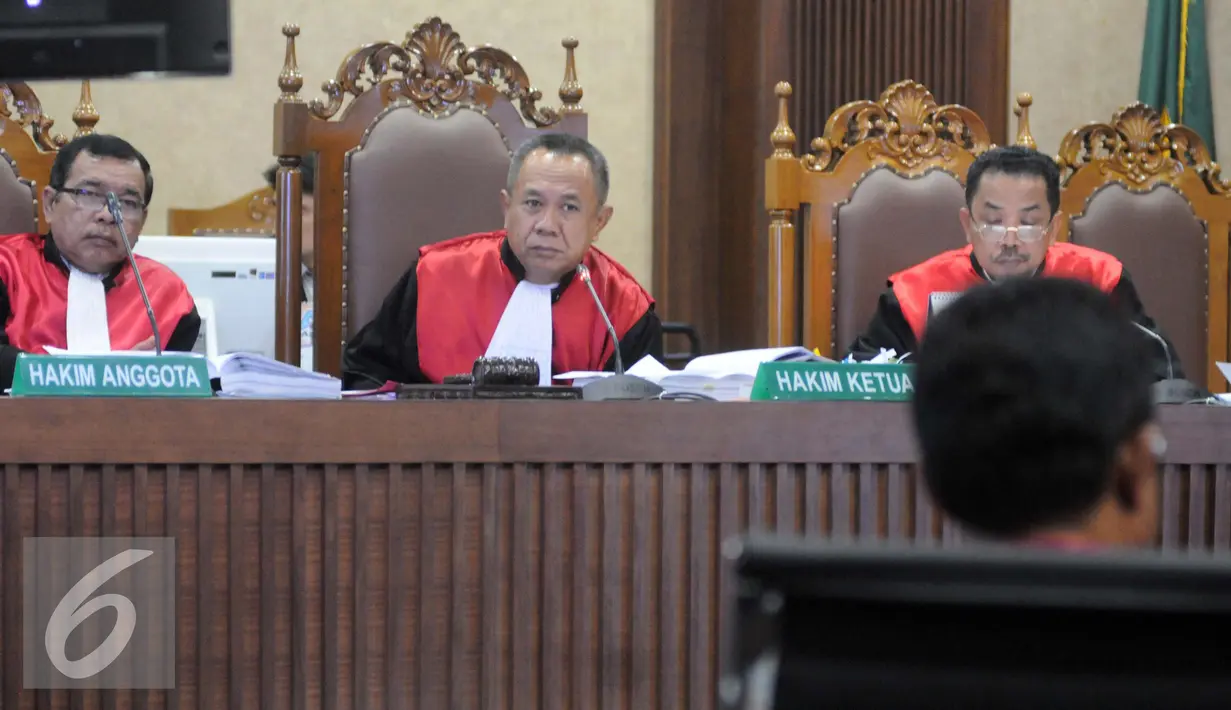 Hakim ketua saat mendengarkan keterangan ahli toksikologi, I Made Agus Gelgel Wirasuta saat sidang lanjutan terdakwa Jessica Wongso di Pengadilan Negeri Jakarta Pusat, Kamis (25/8). (Liputan6.com/Helmi Afandi)