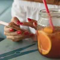 Nggak ada salahnya menjalin hubungan dengan gebetan dari dunia maya, tapi ada syaratnya. (Foto: unsplash.com/Bence Boros)