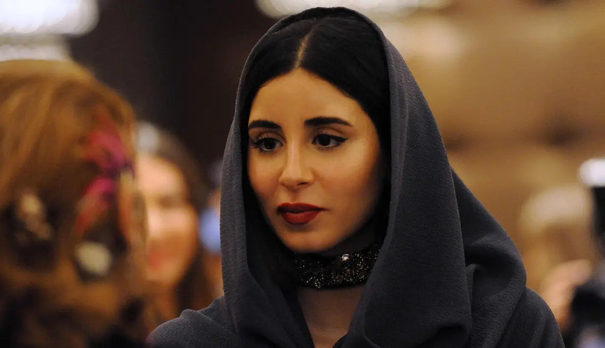 Seorang wanita menghadiri upacara pembukaan Arab Fashion Week di hotel Ritz Carlton di Riyadh (10/4). Arab Fashion Week akan berlangsung hingga 14 April 2018. (AFP Photo/Fayez Nureldine)