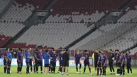 Pemain Timnas Thailand saat latihan jelang laga kualifikasi Piala Dunia 2022 di SUGBK, Jakarta, Senin (9/9). Thailand akan berhadapan dengan Indonesia. (Bola.com/M Iqbal Ichsan)