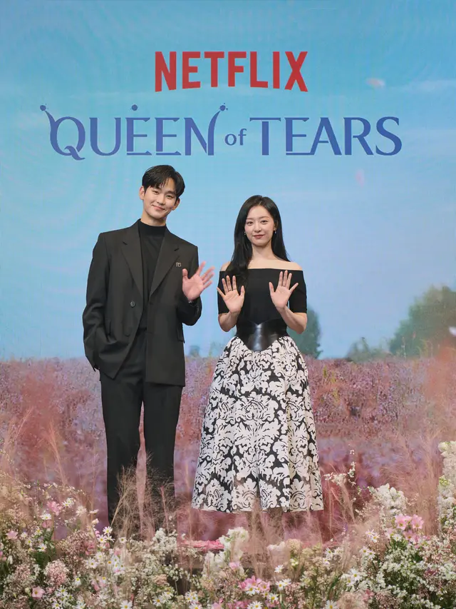 Kim Soo Hyun dan Kim Ji Woon di konferensi pers serial drama Queen of Tears, kamis (7/3/2024). [Foto: Netflix]