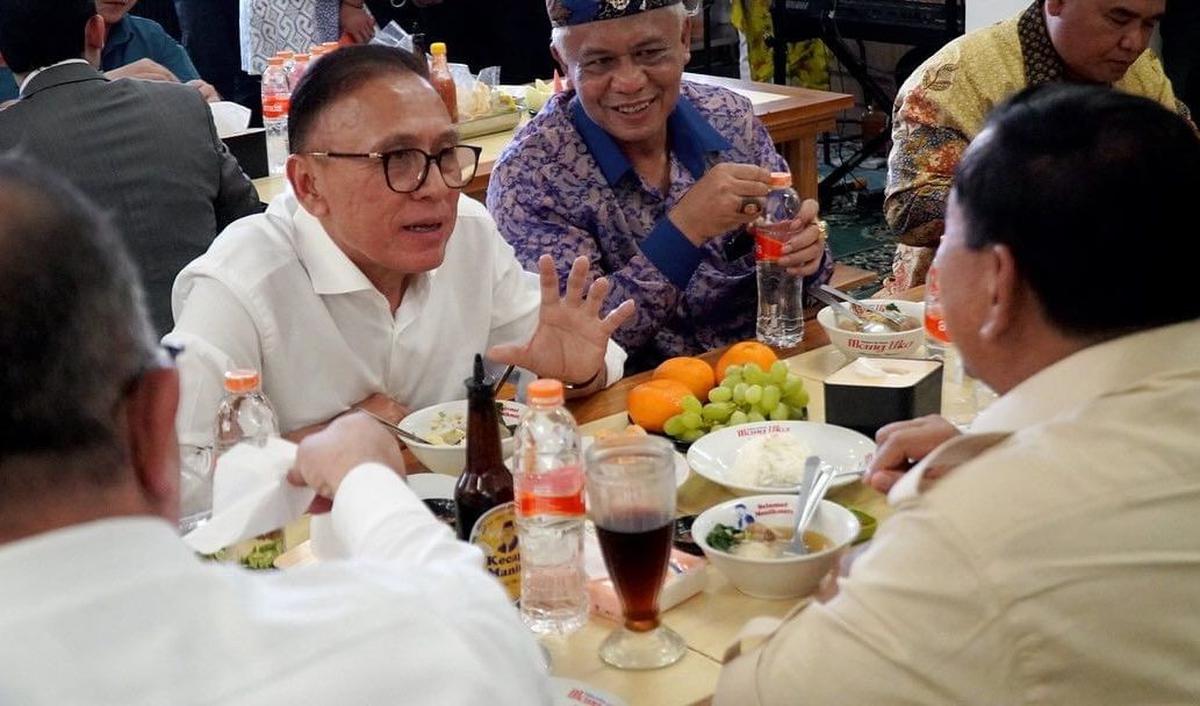 "Ternyata Pak @prabowo doyan “ngabaso”, Guys! 😁👌," <br>