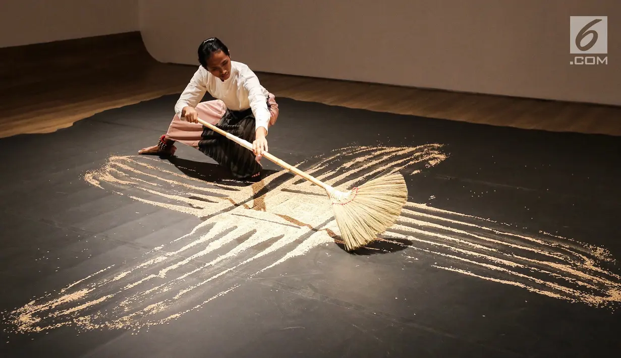 Seniman membuat karya seni Our Labyrinth di Museum MACAN, Jakarta (14/2). Pameran bertajuk Masa Lalu Belumlah Berlalu menghadirkan 70 karya seni yang diciptakan sejak tahun 1980, berlangsung hingga 10 Maret 2019. (Liputan6.com/Fery Pradolo)