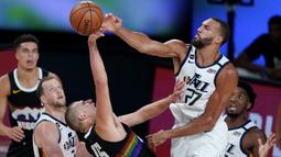 Pemain Utah Jazz, Rudy Gobert (atas) menyabet NBA Defensive Player of the Year musim 2020/2021. Penghargaan ini merupakan penghargaan ketiga bagi dirinya. (Foto: Getty Images via AFP/Pool/Lake Buena Vista)