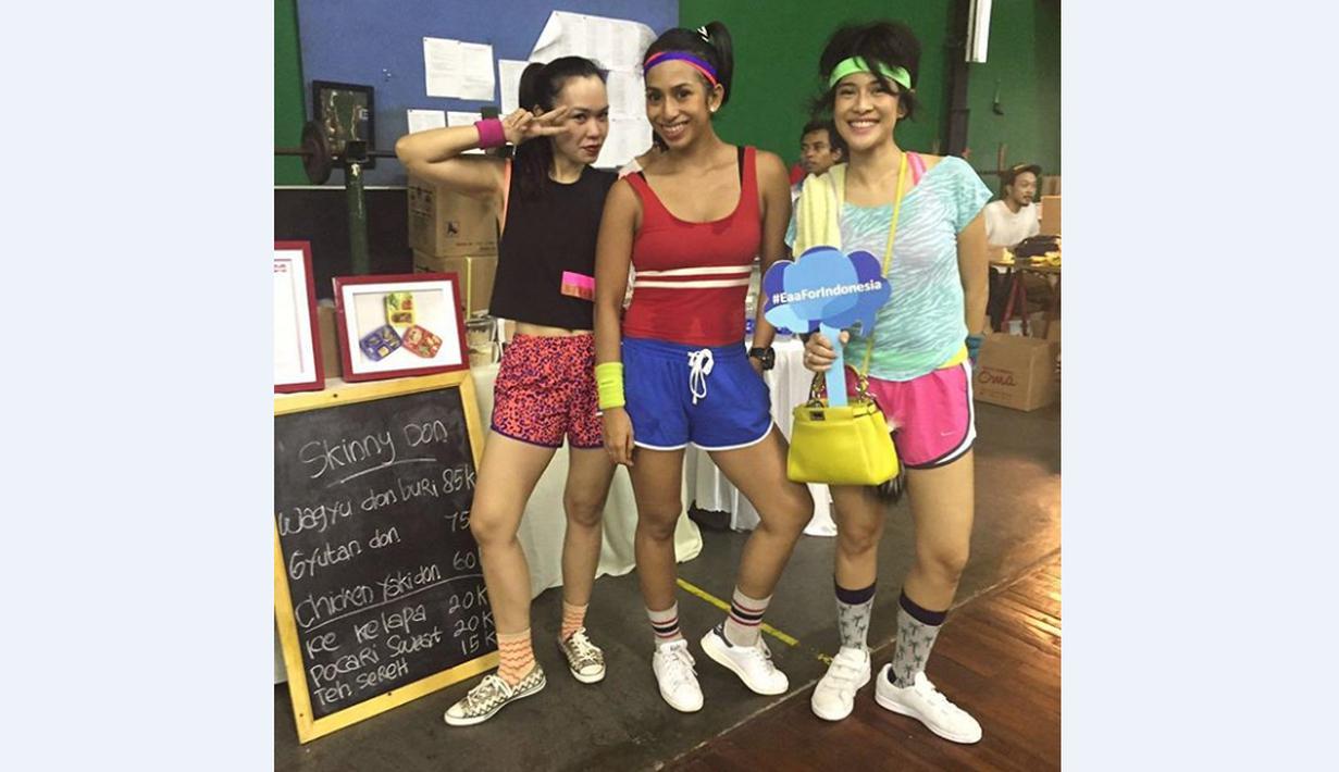 Dengan dandanan 80-an, Dian Sastrowardoyo dan teman-temannya memeriahkan acara Bashminton di GOR PB Djarum, Jakarta, (21/5/2016). (Bola.com/Instagram/Therealdisastr)