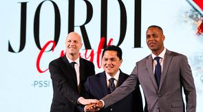 Jordi Cruyff (kiri) bersama Erick Thohir (tengah) dan Patrick Kluivert (kiri) dalam acara perkenalan dirinya sebagai penasihat teknik PSSI di Hotel Mulia Senayan, Jakarta, Selasa (11/3/2025) sore. (Bola.com/Abdul Aziz)