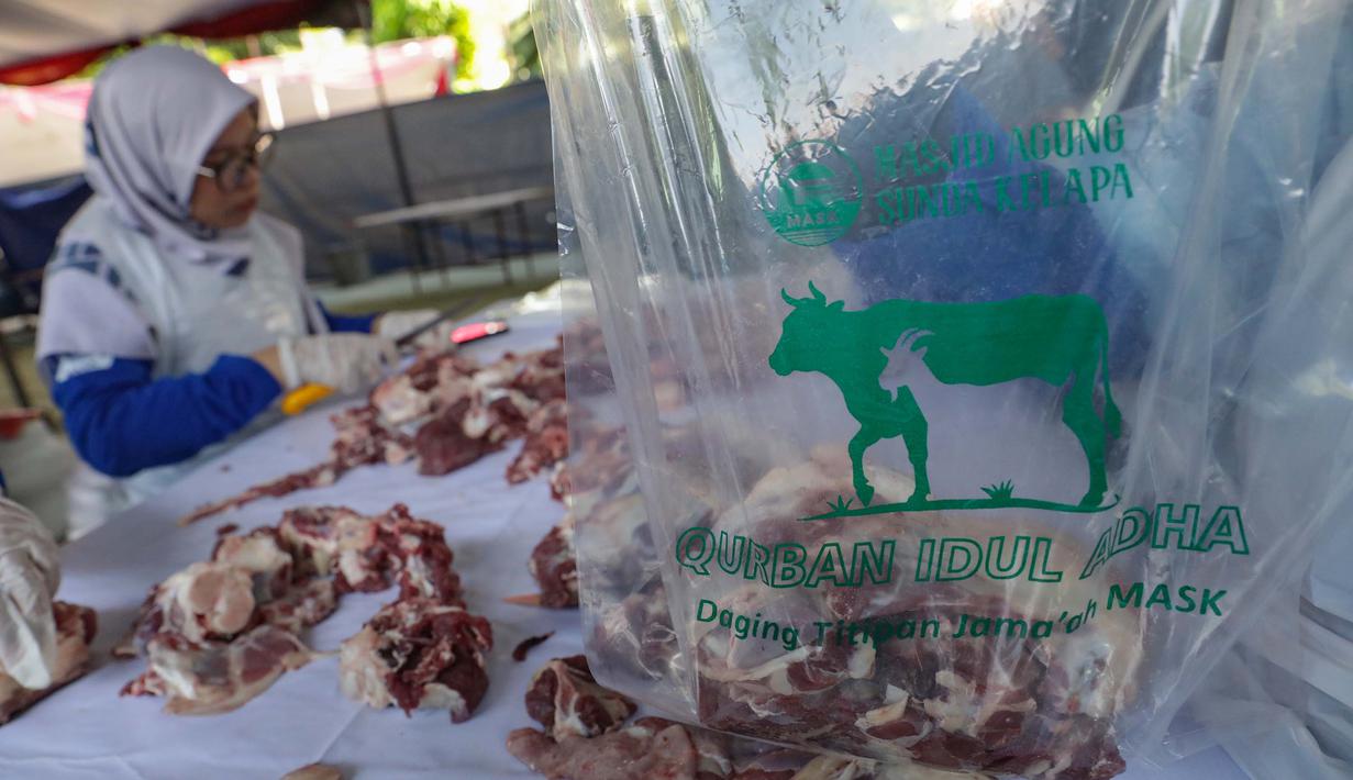 Petugas menimbang potongan daging sapi kurban untuk segera dikemas di Masjid Sunda Kelapa, Jakarta, Rabu (27/5/2026). (merdeka.com/Arie Basuki)