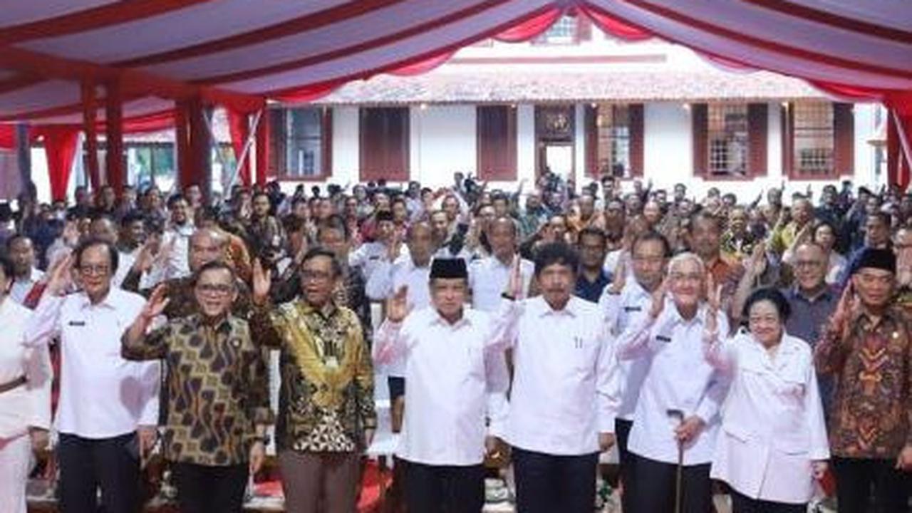 Sembari beromantisme bersama Bung Karno saat Megawati kecil, ia menceritakan cita-cita Bung Karno untuk Bangsa Indonesia.