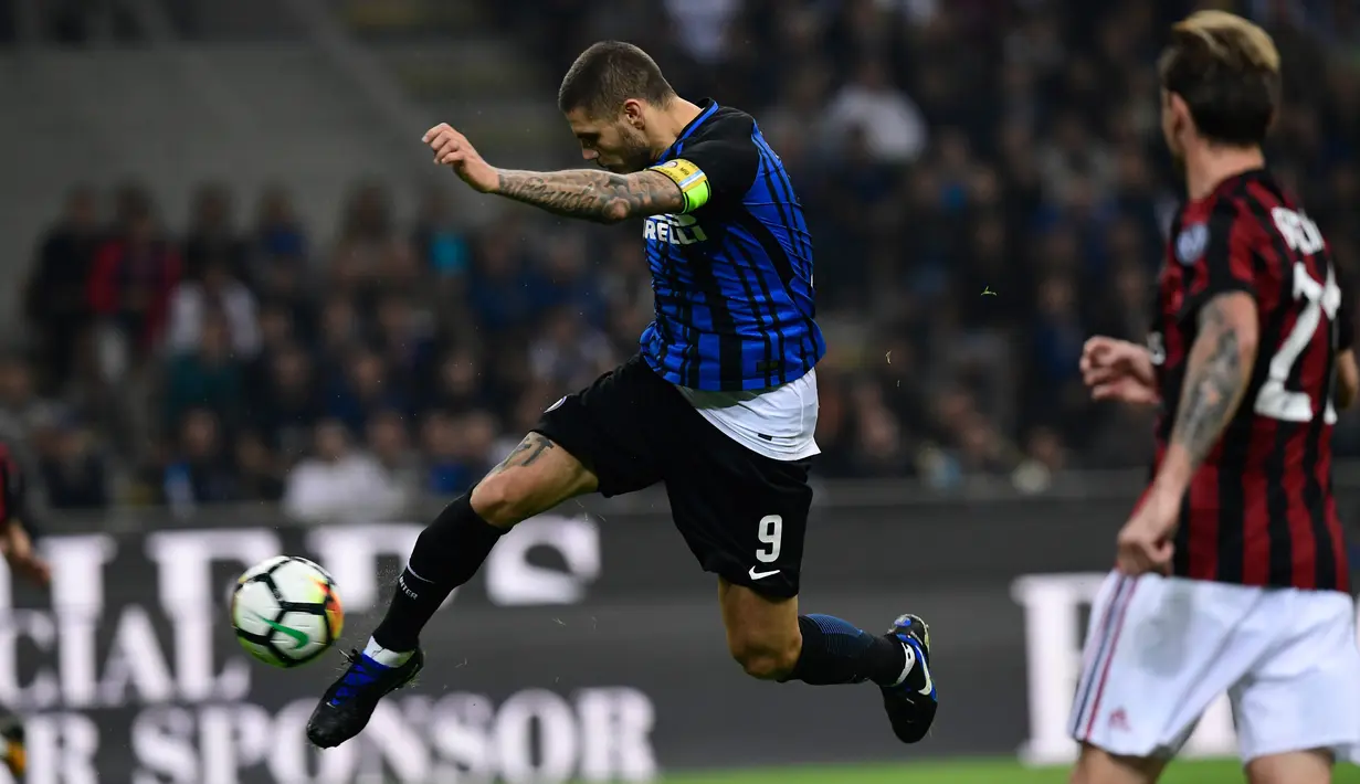 Pemain Inter Milan, Mauro Icardi berusaha melakukan tendangan ke gawang AC Milan pada pekan kedelapan Liga Italia di Stadion Giuseppe Meazza, Minggu (15/10). Gol Inter Milan diborong oleh Icardi, 3-2. (MIGUEL MEDINA / AFP)