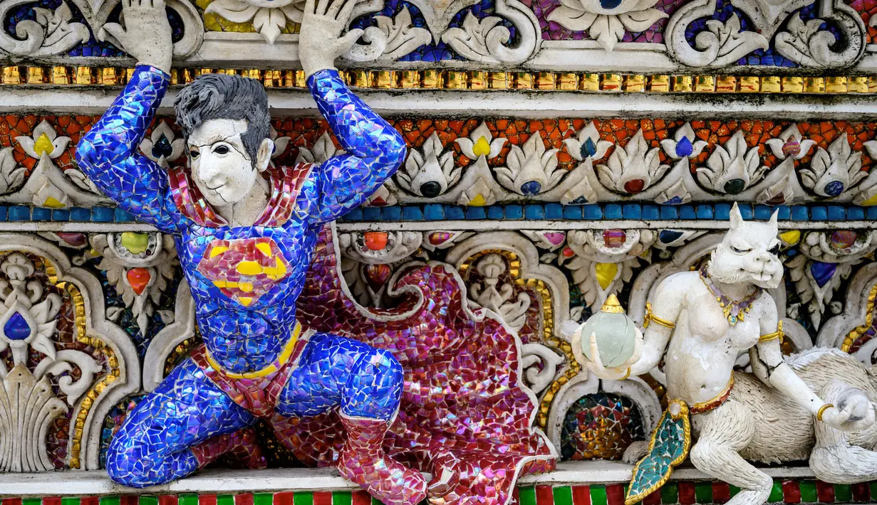 Patung Superman terlihat pada dinding Kuil Buddha Wat Pariwat atau Kuil David Beckham di Bangkok, Thailand, Selasa (14/7/2020). Kuil David Beckham dihiasi dengan patung-patung superhero, karakter komik, makhluk mitos dan imajiner, serta tokoh dunia. (Mladen ANTONOV/AFP)
