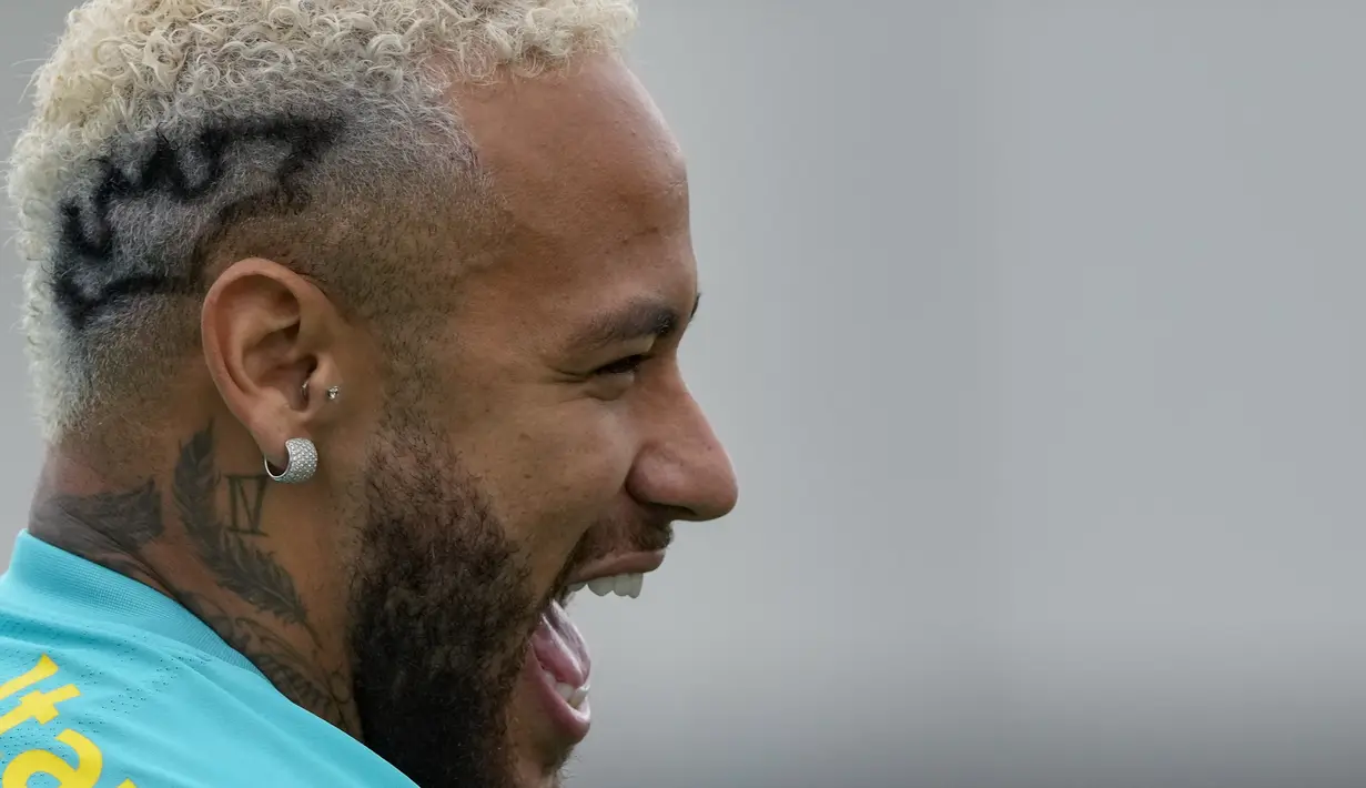 Penyerang Brasil, Neymar tertawa saat mengikuti sesi latihan tim di Sao Paulo, Brasil, Rabu (10/11/2021). Neymar memamerkan aksesori mencolok terbarunya  dengan membuat tato Batman di kepalanya. (AP Photo/Andre Penner)