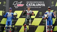 Alex Rins (paling kanan) saat finis ketiga pada balapan MotoGP Catalunya, 27 September 2020. (AP Photo/Joan Monfort)